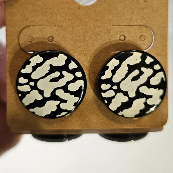 Vintage Black and White Clip-on Earrings - Picture 4 of 4